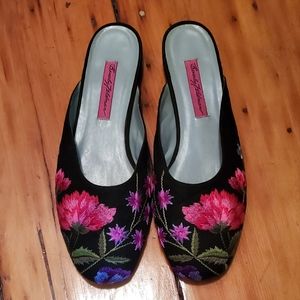 Beverly Feldman embroidered floral flat mule size 9.5